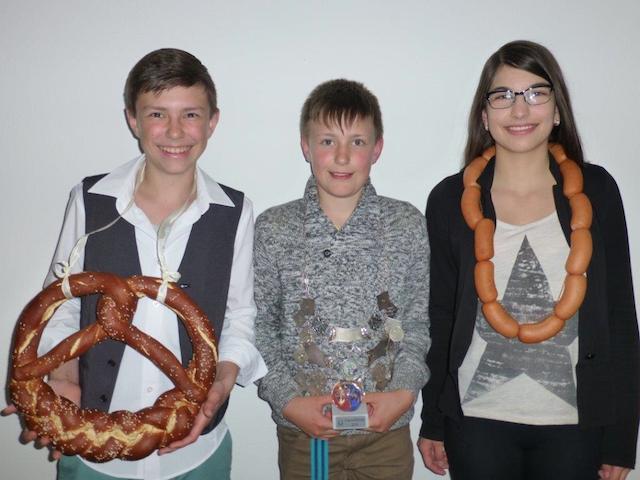 Stefan Gruber jun., Matthias Gruber und Alex Heimerl v.l. bilden das Königstrio in der Jugendklasse bei den Brodhausener Schützen